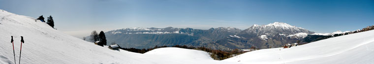 Pascoli ancora ben innevati con ampia vista sulla Valle Imagna, il?albenza-Linzone e il Resegone - 17 marzo 09